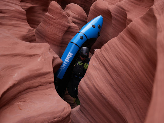 Arthur marchant dans Antelope Canyon, parois rouges, aventure packraft.